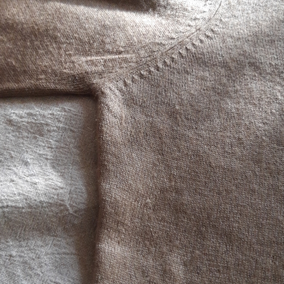 Hugo Boss Silk & Cashmere V-neck Top - Picture 10 of 15